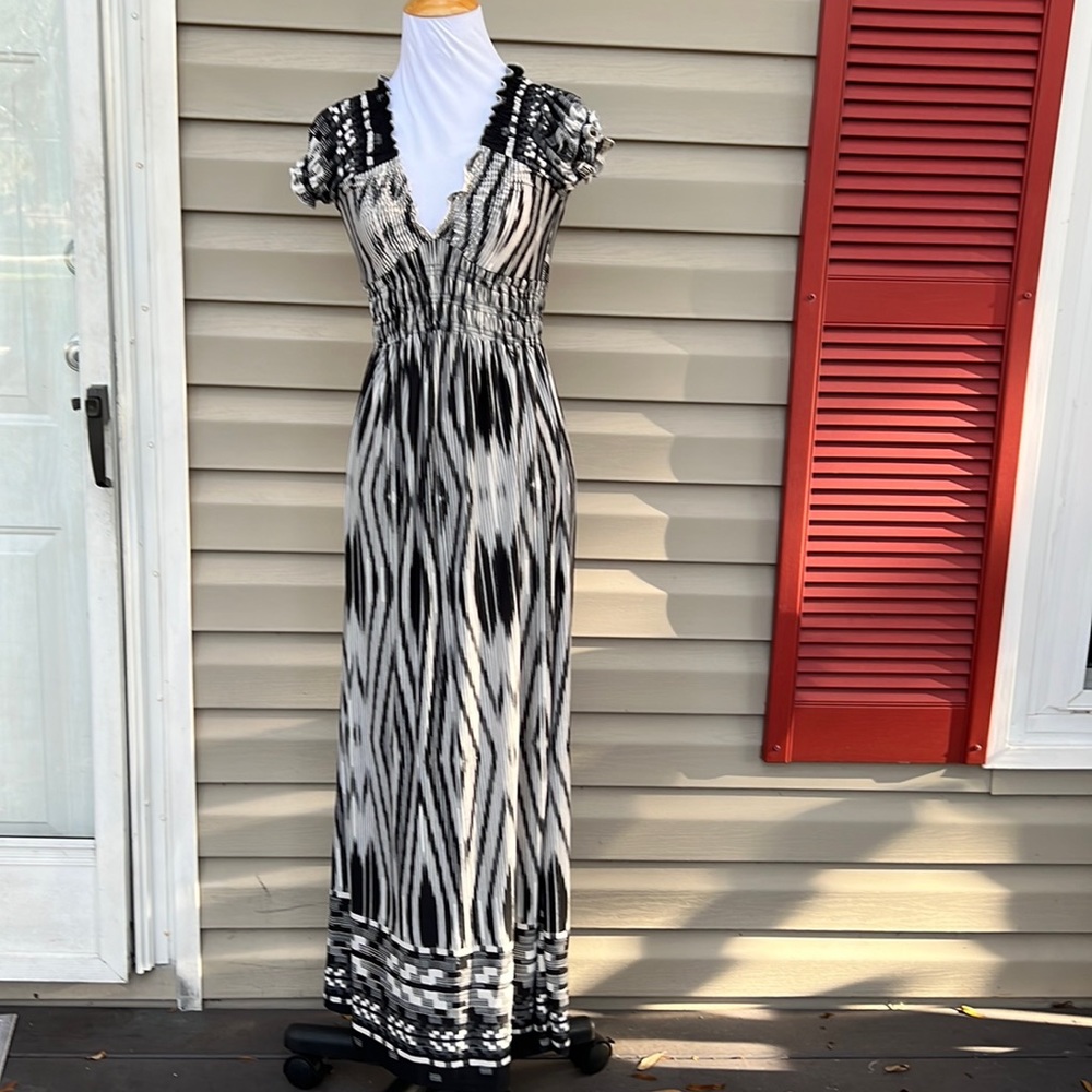 Earthbound Trading Company womens capped sleeve V-neck black&white maxi dress
